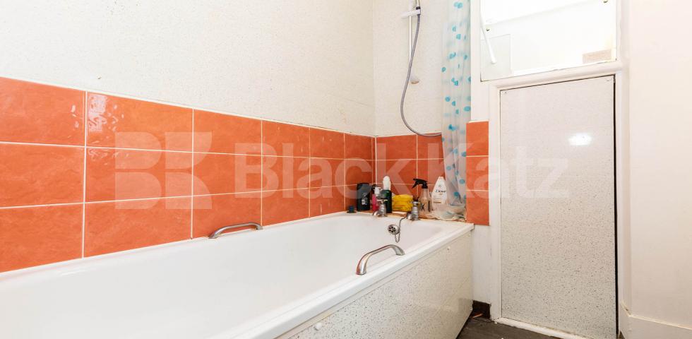 			CLOSE TO CITY UNI, 3 Bedroom, 1 bath, 1 reception Apartment			 Agdon Street EC1, CLERKENWELL